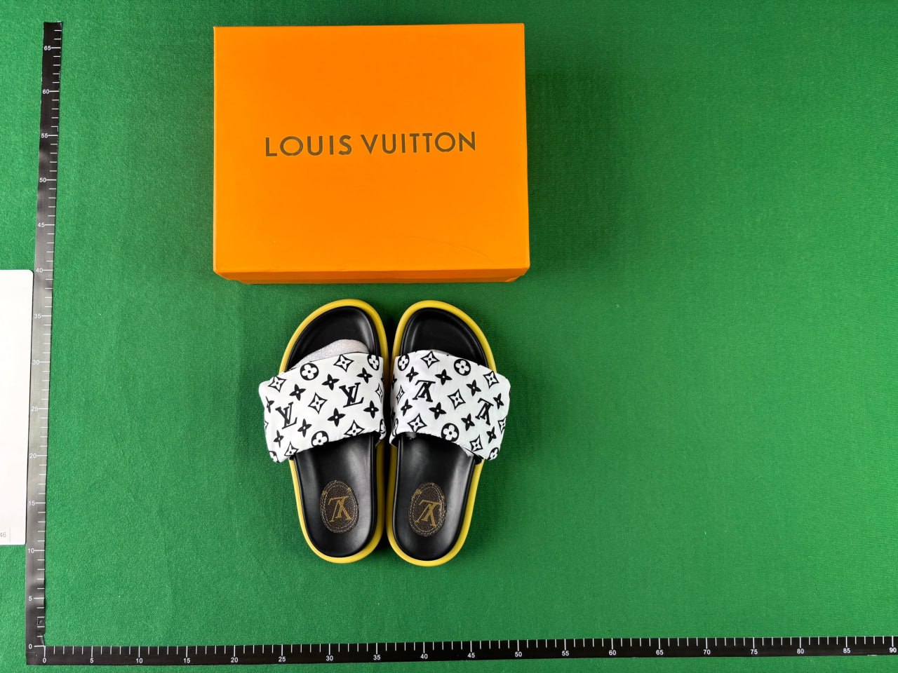  Louis Vuitton Slippers -4