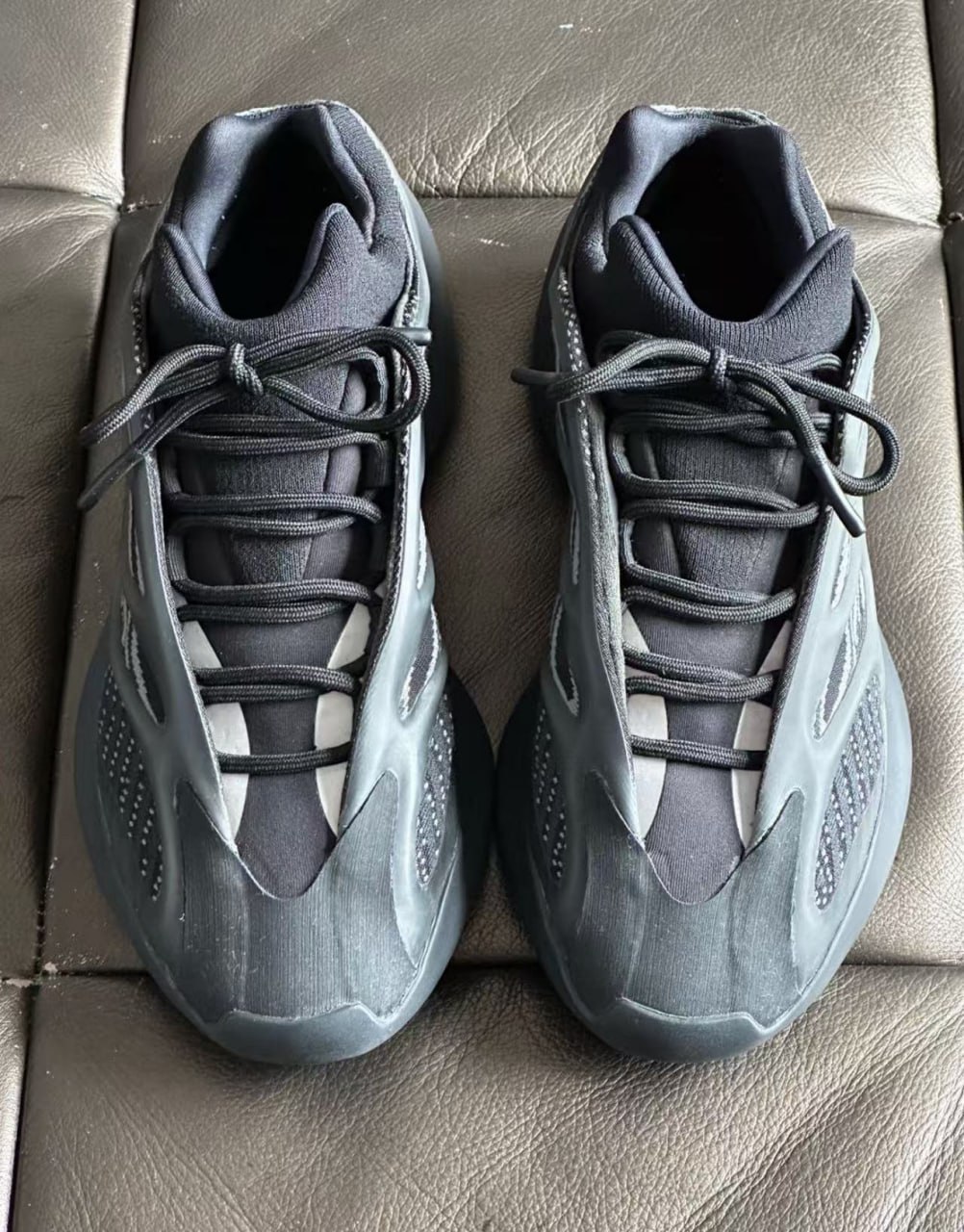 Yeezy Boost 700 v3 -2