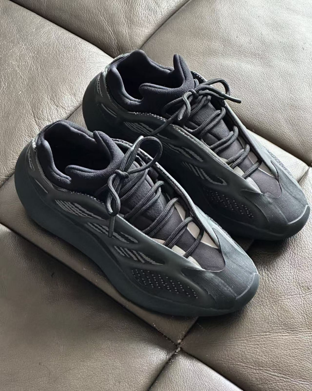 Yeezy Boost 700 v3 -3