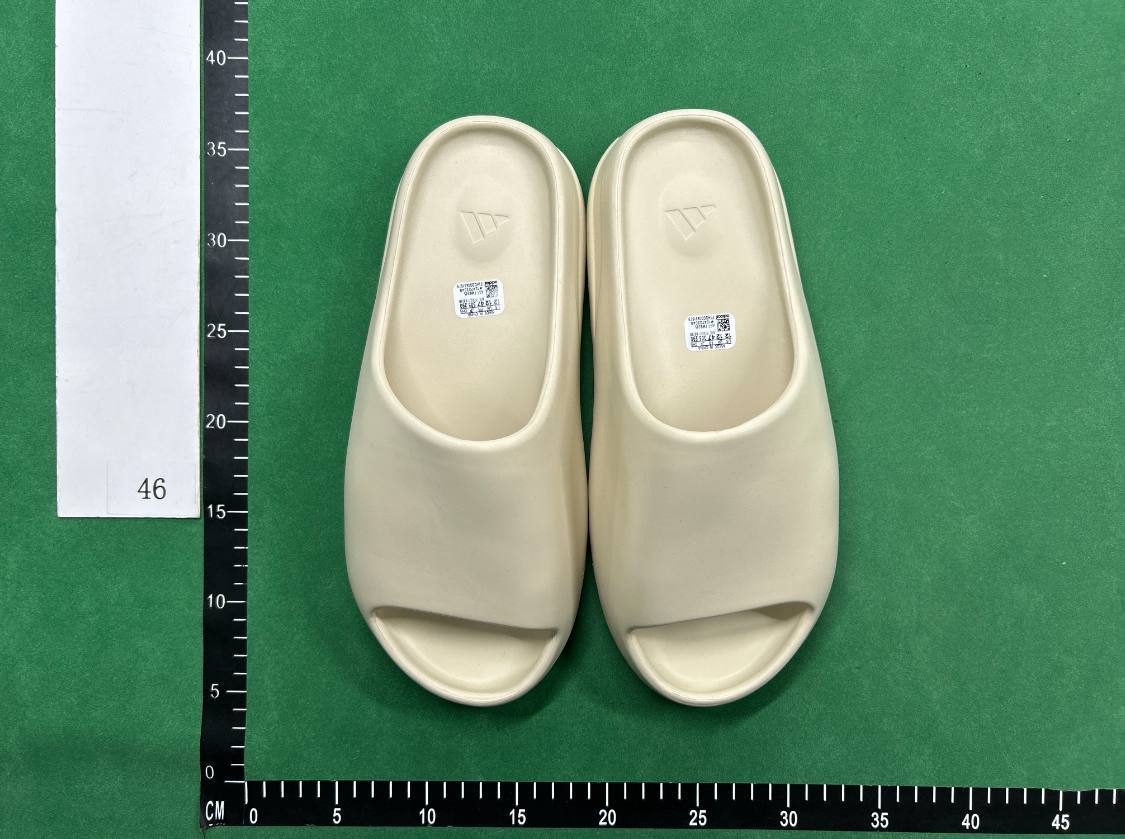 MANY YEEZY SLIDES -4