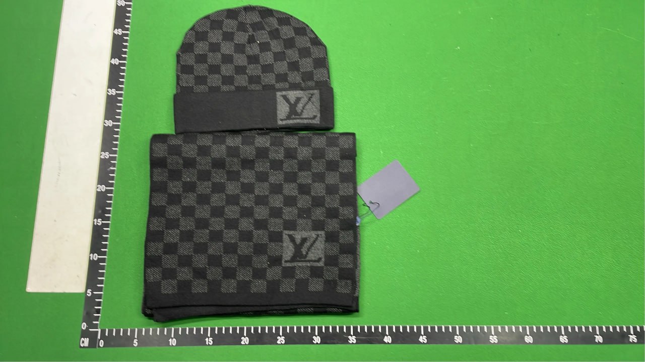 Louis Vuitton Beanie & Scarf   (20+)                                              -4