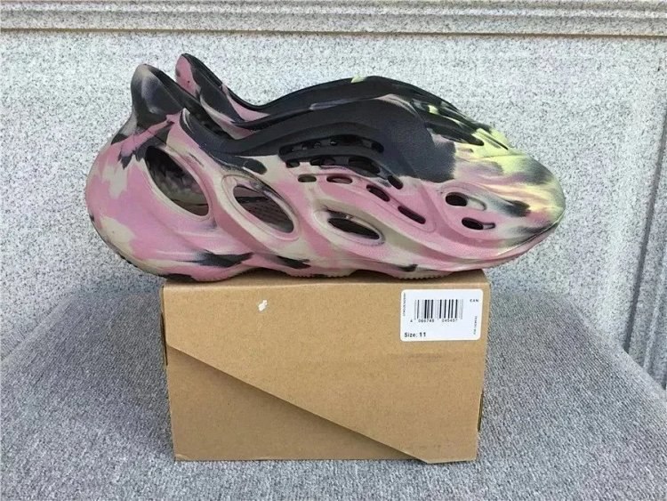 Adidas hole shoes -3